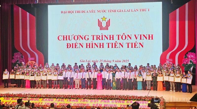 Đại hội đã ghi nhận và tôn vinh các tập thể, cá nhân tiêu biểu đã vinh dự được nhận Huân chương Lao động các hạng và Cờ thi đua. Ảnh: Hoàng Phát.