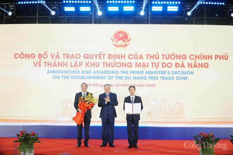 TP. Đà Nẵng sẽ thúc đẩy ngoại giao kinh tế với những động lực kinh tế mới như Trung tâm tài chính quốc tế, Khu thương mại tự do Đà Nẵng. Ảnh: TP. Đà Nẵng nhận Quyết định của Thủ tướng Chính phủ về Thành lập Khu Thương mại tự do Đà Nẵng hồi tháng 6/2025.