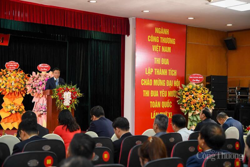 Phó Thủ tướng ghi nhận, các phong trào thi đua của ngành Công Thương được tổ chức triển khai sôi nổi, thiết thực, hiệu quả, thu hút được sự tham gia, hưởng ứng mạnh mẽ của cán bộ, công chức, viên chức, người lao động trong toàn ngành.