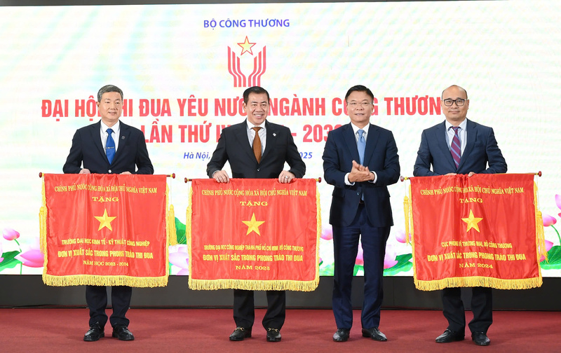Phó Thủ tướng Chính phủ Lê Thành Long thay mặt lãnh đạo Đảng, Nhà nước trao cờ thi đua của Chính phủ cho các đơn vị thuộc Bộ Công Thương.
