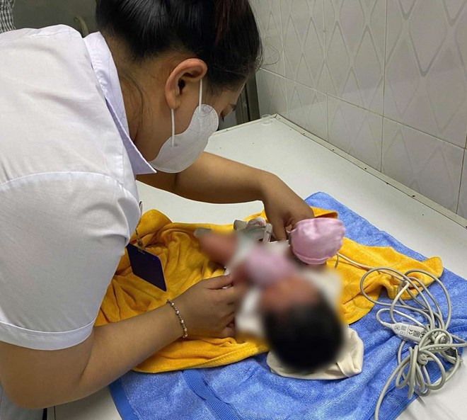 Bé gái sơ sinh ở Khánh Hòa bị bỏ rơi phía sau ngôi miếu