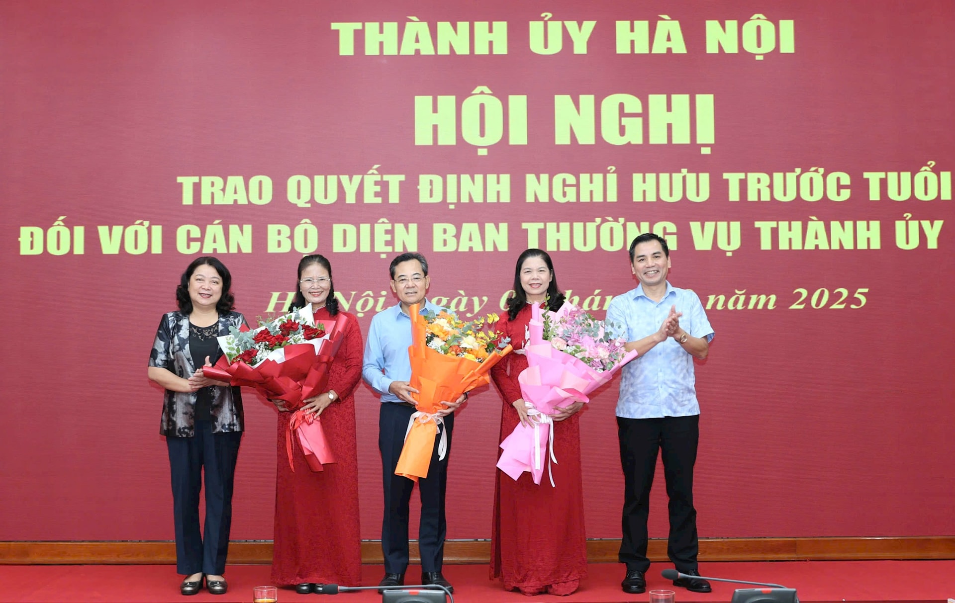Lãnh đạo Liên đoàn Lao động thành phố tặng hoa chúc mừng các đồng chí xin nghỉ hưu trước tuổi. Ảnh: Quang Thái