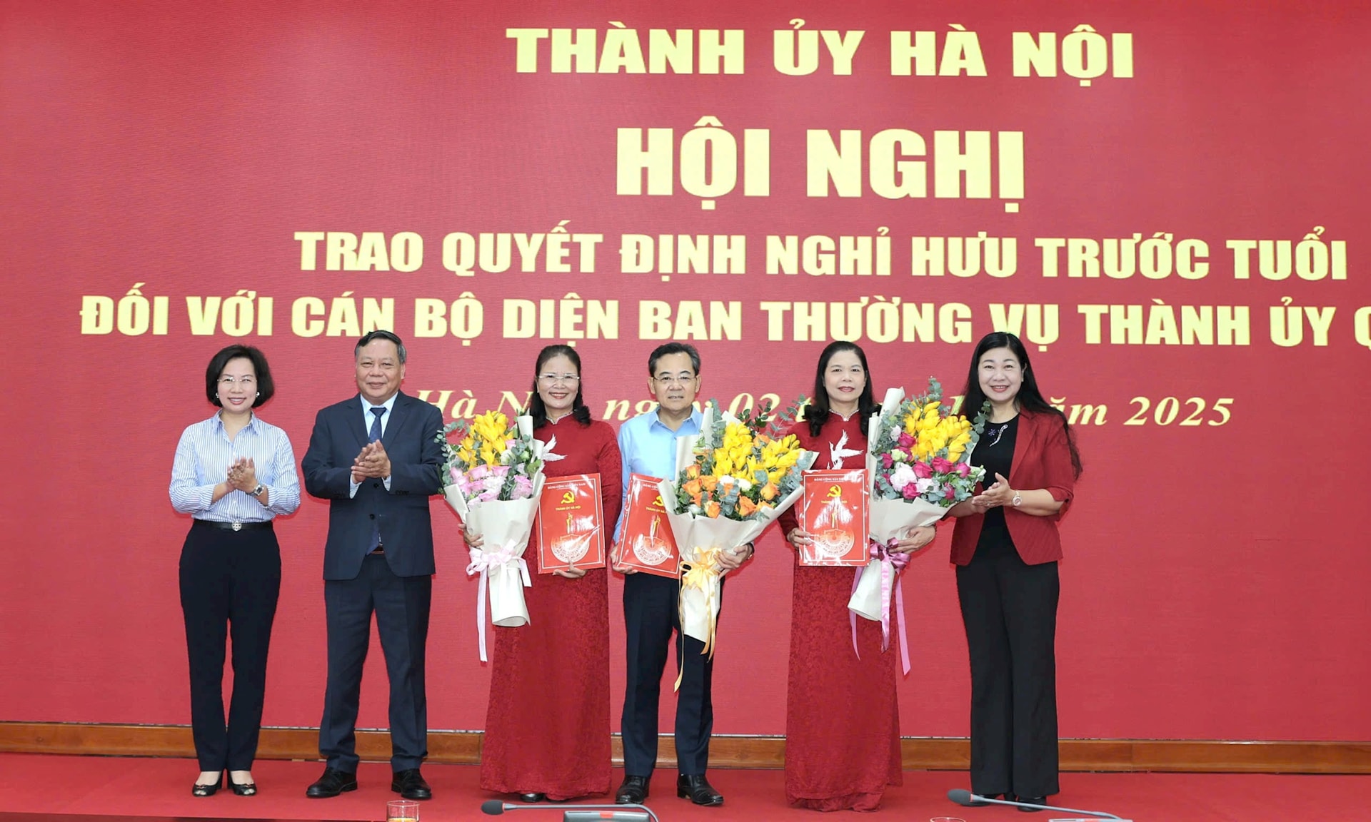 Phó Bí thư Thường trực Thành ủy Nguyễn Văn Phong và các đồng chí lãnh đạo Thành phố trao quyết định tặng hoa chúc mừng các đồng chí lãnh đạo MTTQ và Liên đoàn Lao động thành phố. Ảnh: Quang Thái