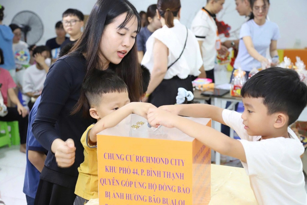 Các em học sinh TP Hồ Chí Minh ủng hộ đồng bào vùng bão lũ Các em học sinh TP Hồ Chí Minh ủng hộ đồng bào vùng bão lũ