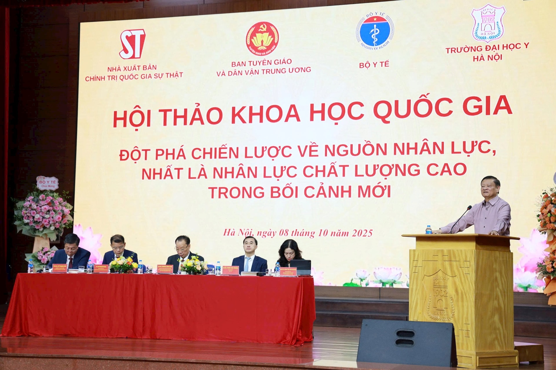 hoi-thao-nhan-luc-vu-van-hien.jpg