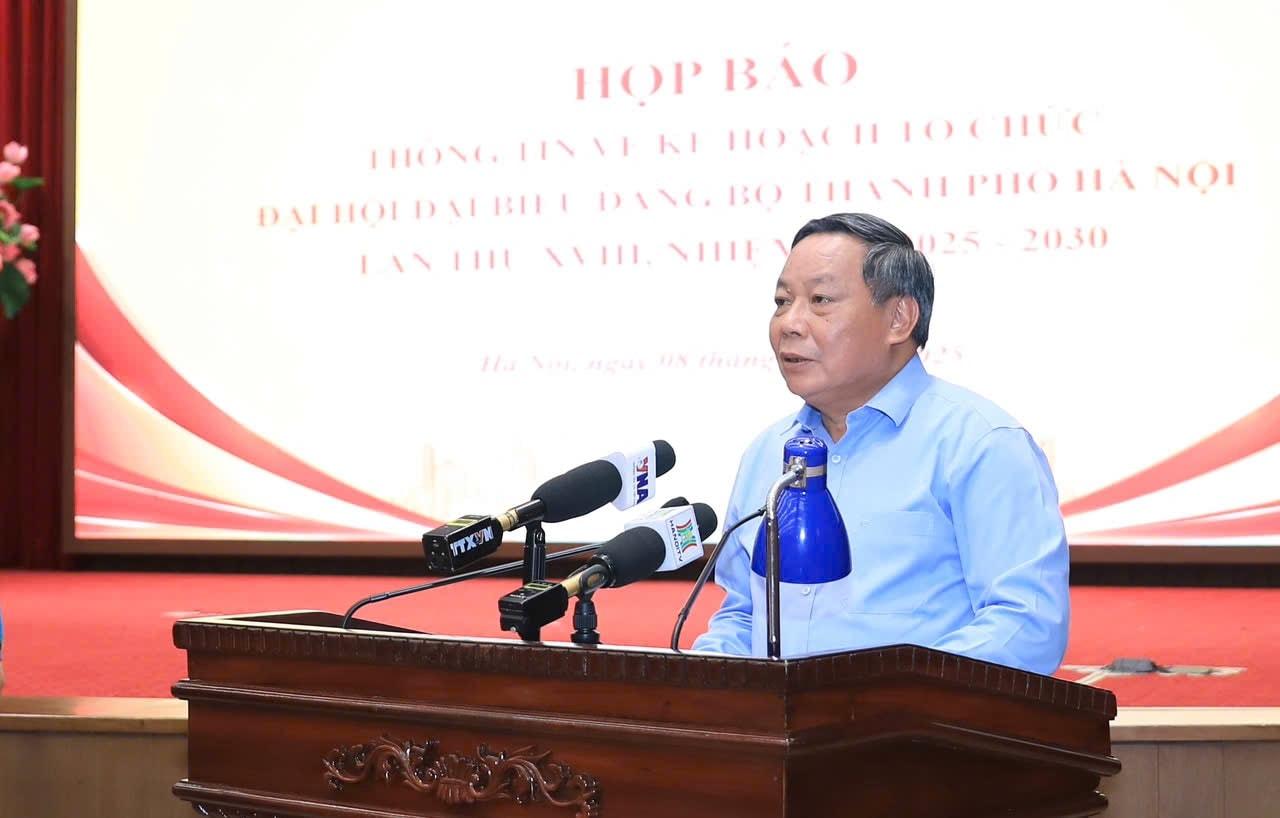 Phó Bí thư Thường trực Thành ủy Hà Nội Nguyễn Văn Phong phát biểu tại họp báo. Ảnh: Quang Thái