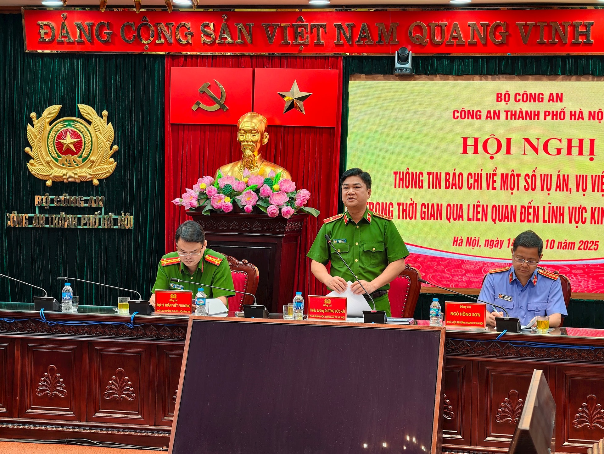 Thiếu tướng Dương Đức Hải, Phó Giám đốc Công an thành phố chủ trì hội nghị. Ảnh: MH
