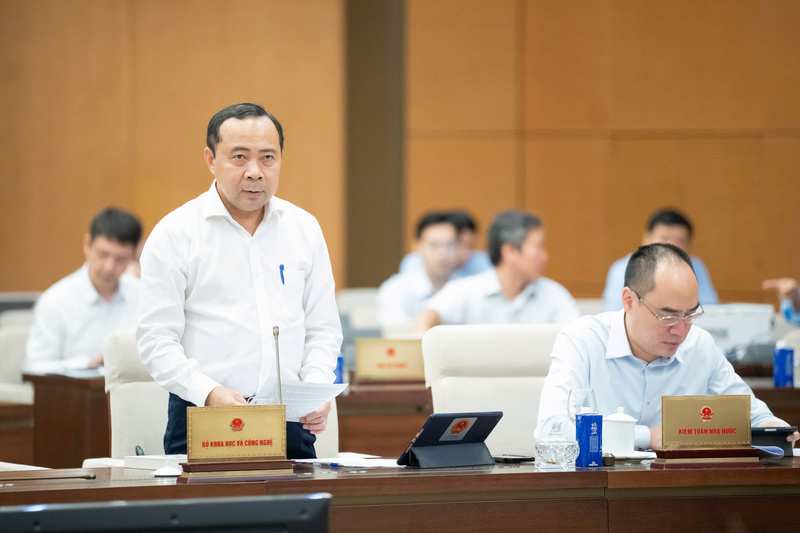 Thứ trưởng Bộ Khoa học và Công nghệ Vũ Hải Quân phát biểu tại phiên họp.