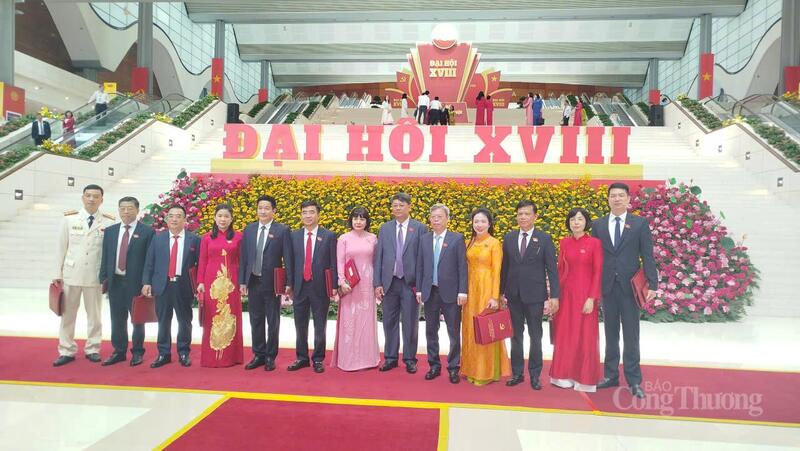 Các đại biểu chụp ảnh lưu niệm tại Đại hội. Ảnh: Hải Sơn