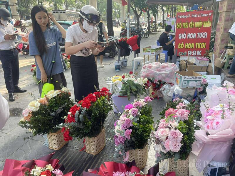Cửa hàng hoa tươi tấp nập người ra vào sáng 20/10.