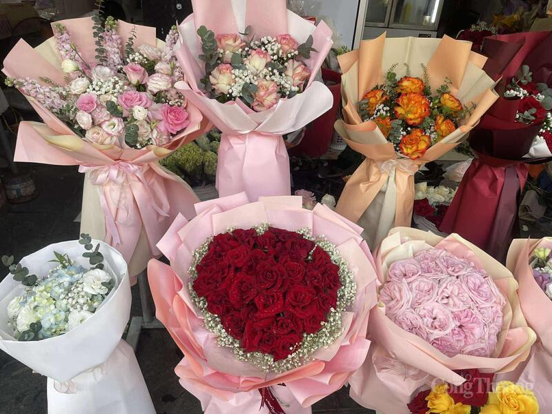 Các loại hoa hồng nhập khẩu được bó sẵn cho khách mang đi.