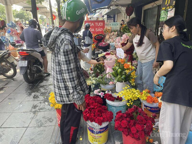 Sáng 20/10 cửa hàng hoa tại đường Cầu Giấy khách ra vào không ngớt.