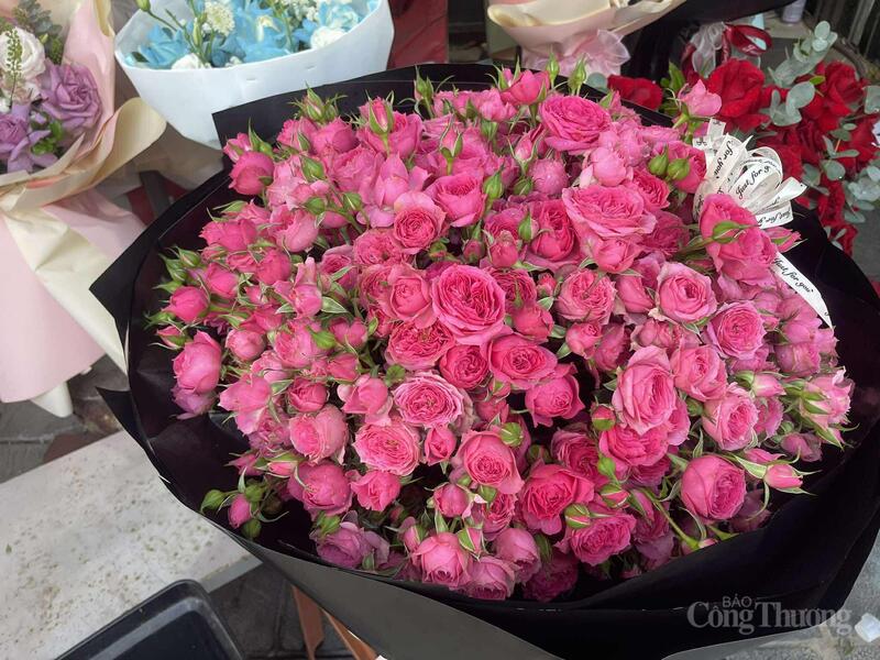 Hoa Sophia nhập khẩu có giá 1,2-1,5 triệu/bó.