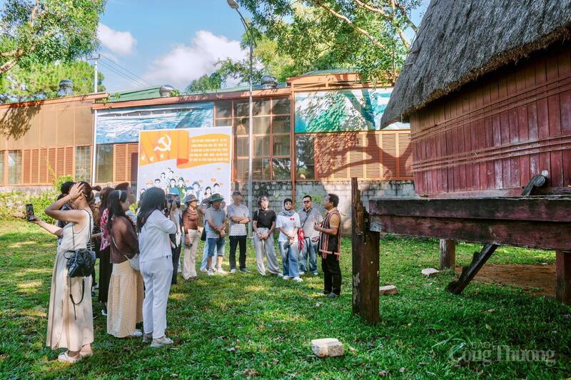 Hướng dẫn viên du lịch của làng giới thiệu đến du khách về vẻ đẹp của làng du lịch cộng đồng. Ảnh: Hiền Mai