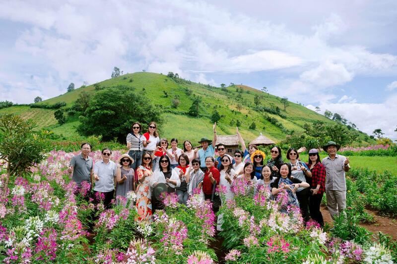 Đoàn Famtrip của Cục Du lịch quốc gia Việt Nam tham quan núi lửa Chư Đăng Ya. Ảnh: Hiền Mai