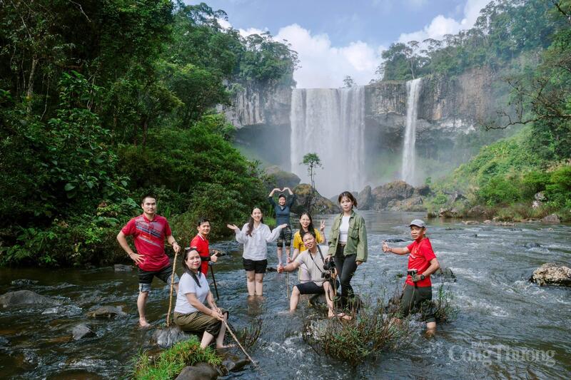 Thác K50 còn được gọi là thác Hang Én, nằm sâu trong vùng lõi của Khu bảo tồn thiên nhiên Kon Chư Răng. Ảnh: Hiền Mai