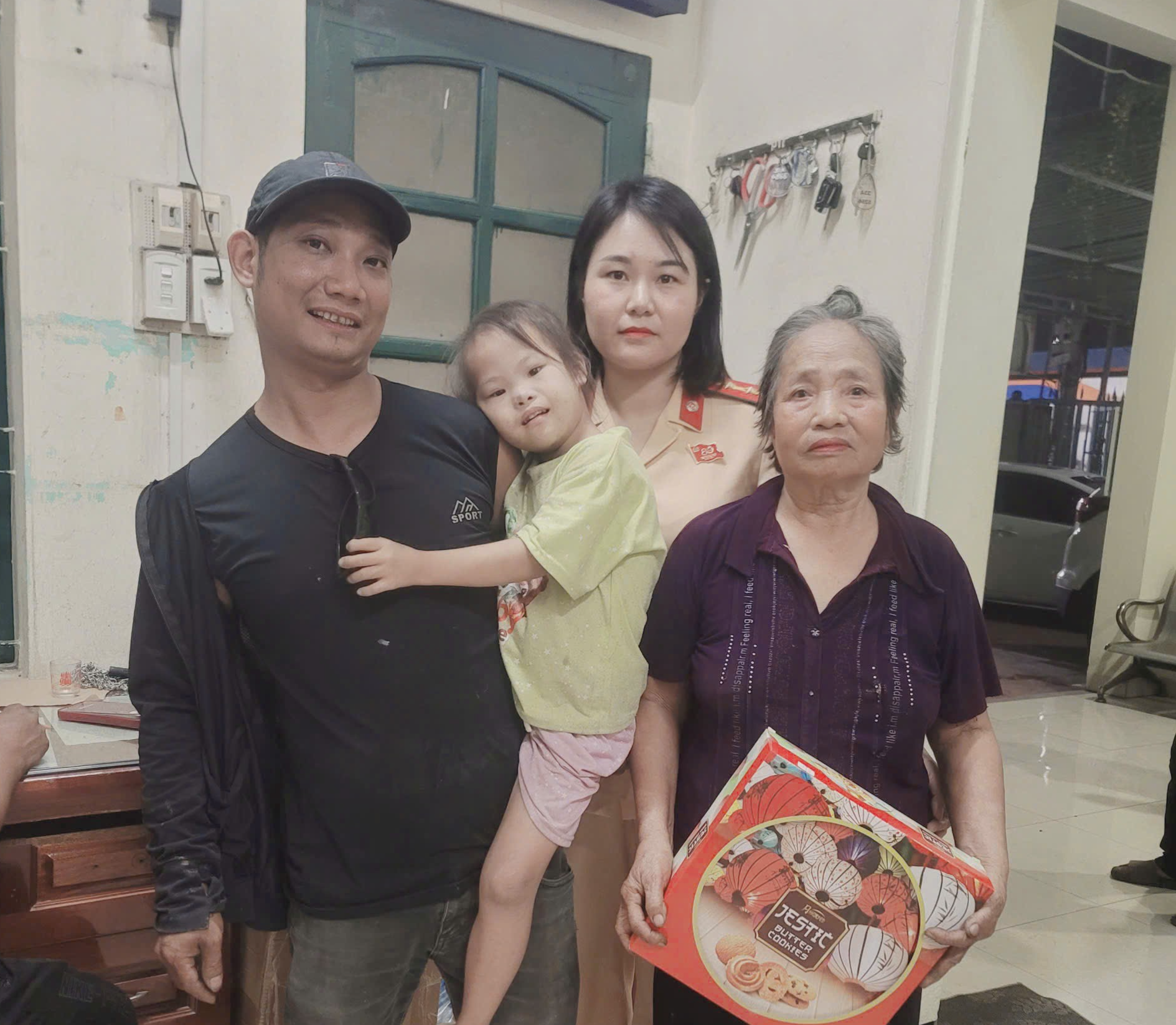 Nữ Cảnh sát giao thông Hà Nội kịp thời giúp cháu bé đi lạc