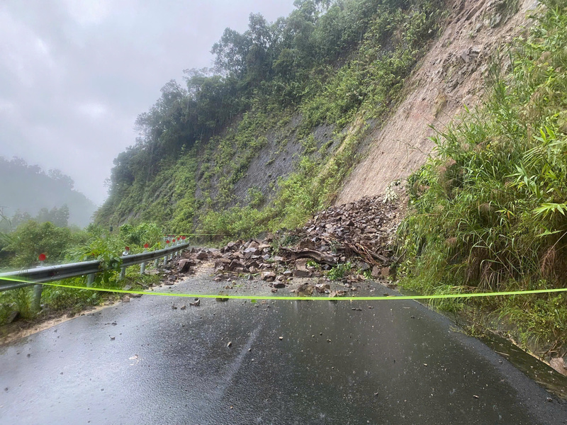 Quốc lộ 14E đoạn qua xã Hiệp Đức sạt lở nặng. Ảnh: Tuệ Lâm
