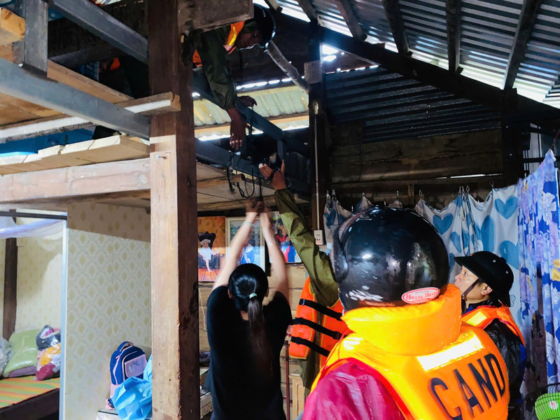 Nước lên nhanh trong đêm khiến cho nhiều người dân phải sơ tán khẩn cấp. Lực lượng chức năng có mặt kịp thời giúp dân di chuyển đồ lên cao. Ảnh: Tuệ Lâm