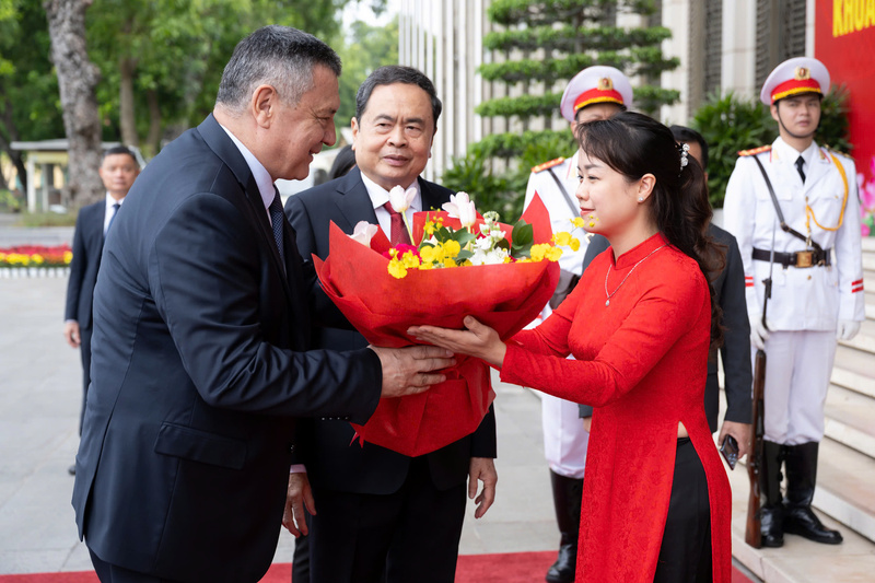 Chủ tịch Quốc hội Trần Thanh Mẫn đón Chủ tịch Hạ viện Uzbekistan Nuriddin Ismoilov. Ảnh: VPQH