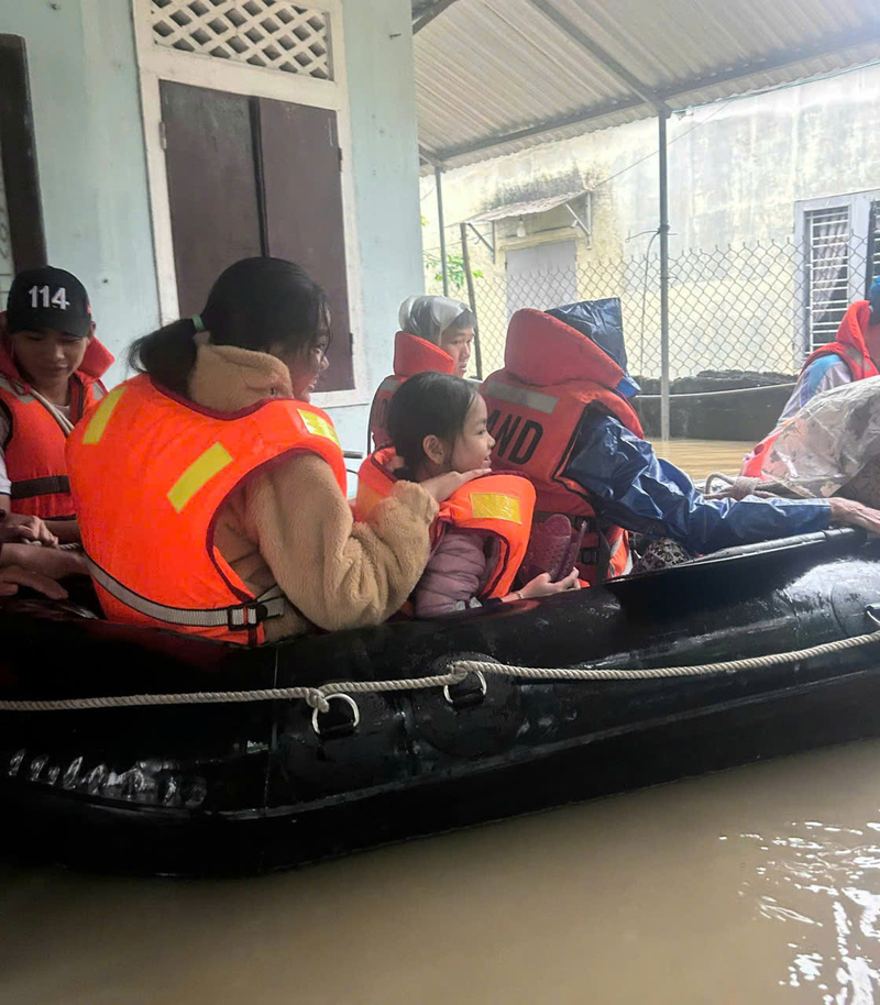 Tích cực di dời những hộ dân vùng xung yếu, người già, trẻ em đến nơi an toàn. Ảnh: Nguyễn Tuấn