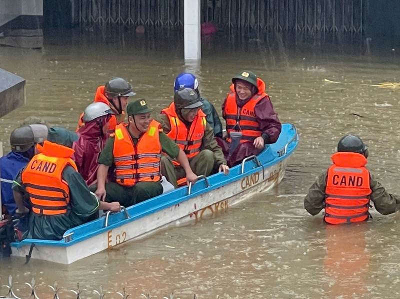 Lực lượng Công an ngâm mình, di chuyển trong vùng lũ để hỗ trợ di dời người dân đến nơi an toàn cũng như di chuyển tài sản có giá trị. Ảnh: Nguyễn Tuấn