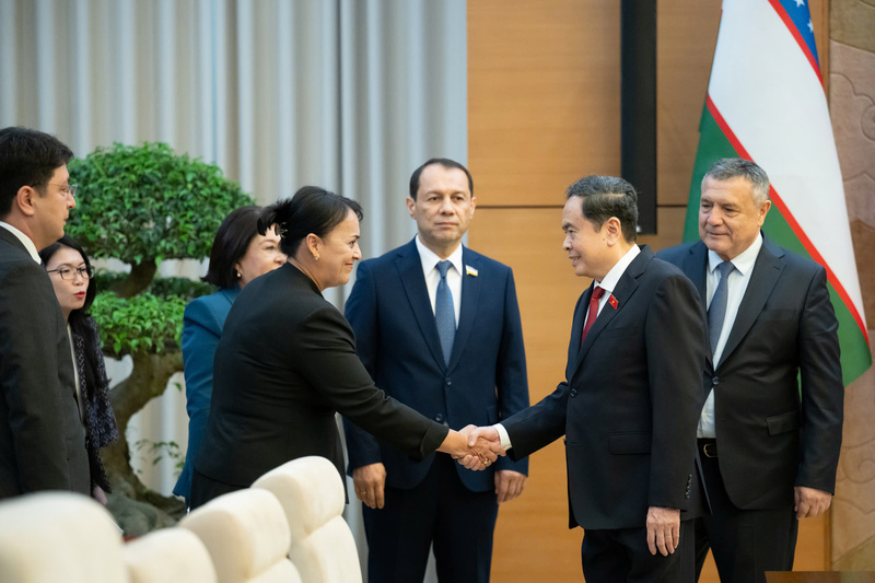 Chủ tịch Quốc hội Trần Thanh Mẫn chào mừng các thành viên trong Đoàn đại biểu  Quốc hội Uzbekistan. Ảnh: VPQH