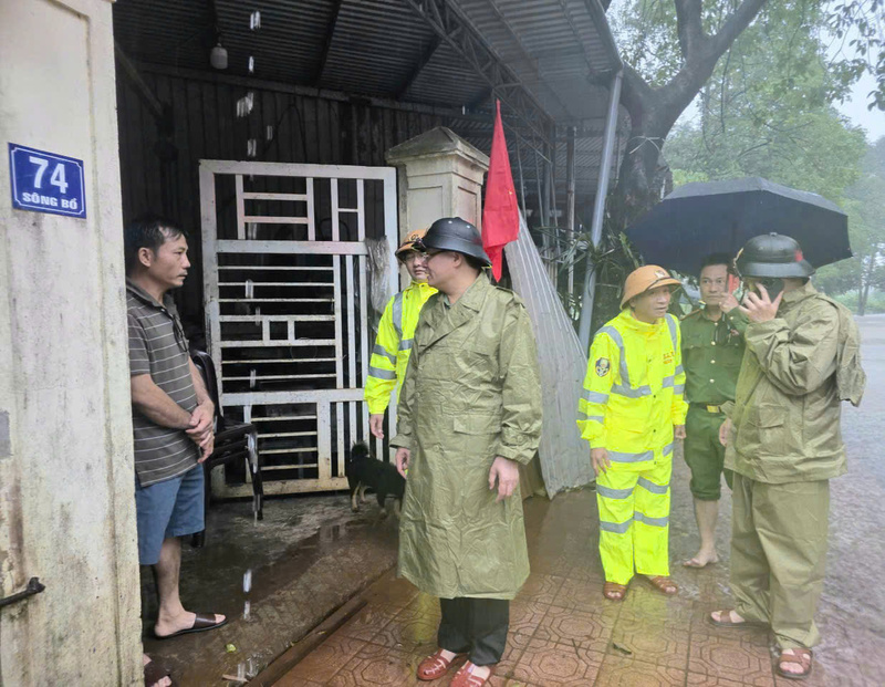 Thiếu tướng Nguyễn Thanh Tuấn, Giám đốc Công an thành phố Huế thăm hỏi người dân khu vực ngập lụt. Ảnh: Nguyễn Tuấn