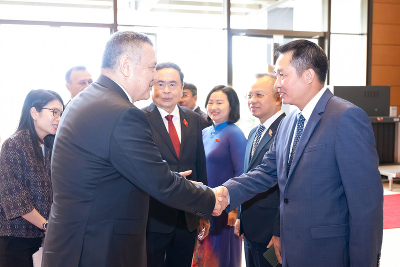 Chủ tịch Quốc hội Trần Thanh Mẫn giới thiệu với Chủ tịch Hạ viện Uzbekistan Nuriddin Ismoilov các đại biểu phía Việt Nam. Ảnh: VPQH