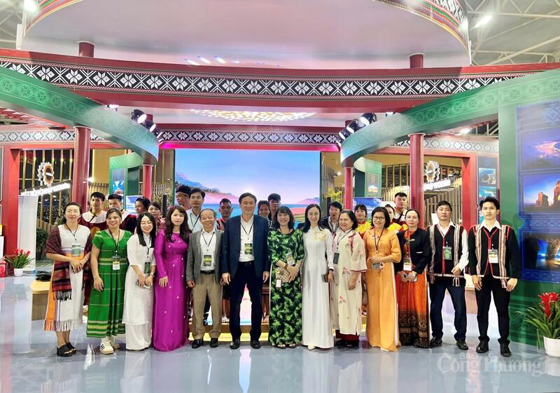 Lãnh đạo tỉnh Gia Lai, Sở Công Thương Gia Lai cùng đại diện các doanh nghiệp tham gia Hội chợ Mùa Thu lần thứ nhất - 2025. Ảnh: Bích Thu