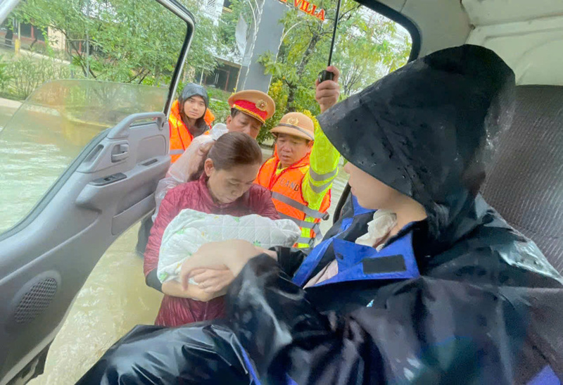 Hỗ trợ sản phụ mới sinh được 7 ngày đến nơi an toàn. Ảnh: Nguyễn Tuấn