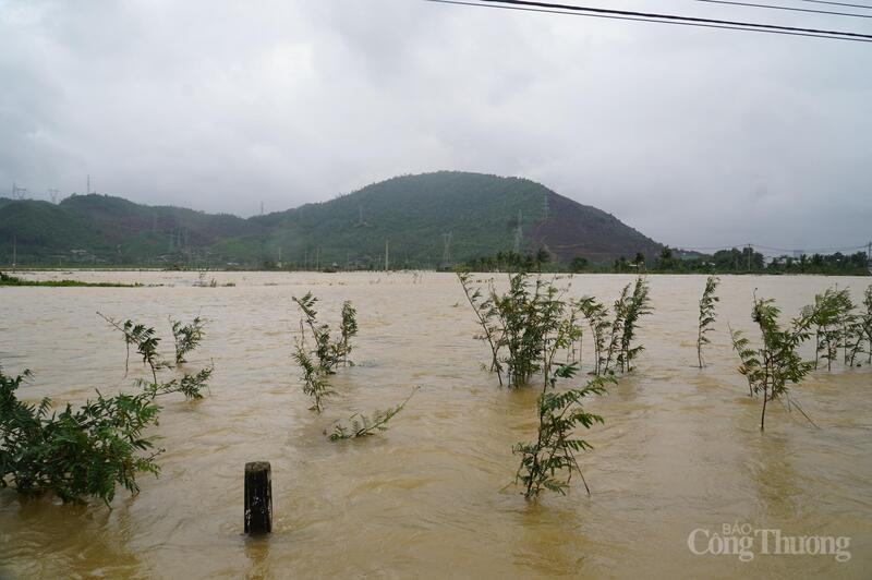 Nước chảy mạnh cùng với gió to, lưu thông qua tuyến đường này rất nguy hiểm.
