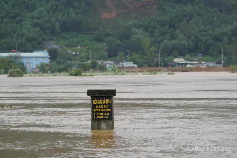 Cột mốc báo lũ tại khu vực thôn Nam Yên (xã Hòa Bắc, huyện Hòa Vang cũ, nay là phường Hải Vân).