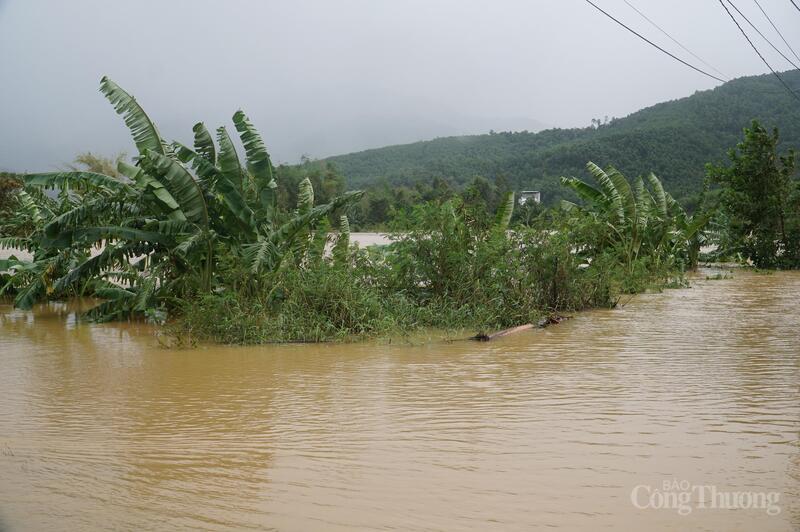 Nước ngập lên đến hơn 1m, chia cắt hoàn toàn đường vào thôn Nam Yên