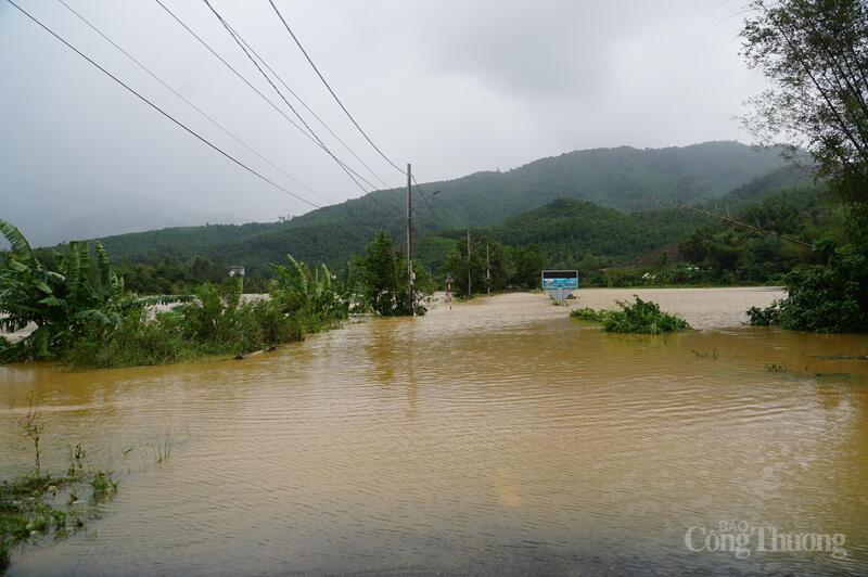 Ghi nhận trong sáng 28/10, tuyến đường ven sông Cu Đê nối từ đường Ngô Xuân Thu đến thôn Lộc Mỹ, Nam Yên (phường Hải Vân) ngập sâu.