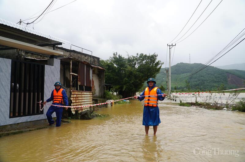 Lực lượng chức căng phải chăng dây để cảnh báo nguy hiểm, hạn chế người dân không đi lại tại khu vực này.