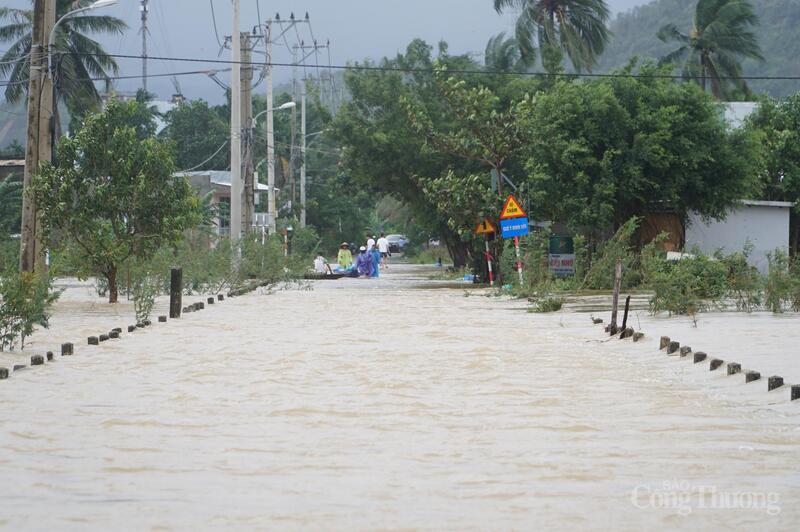Nước chảy siết đổ từ thượng nguồn tràn qua tuyến đường vào thôn Trường Định.