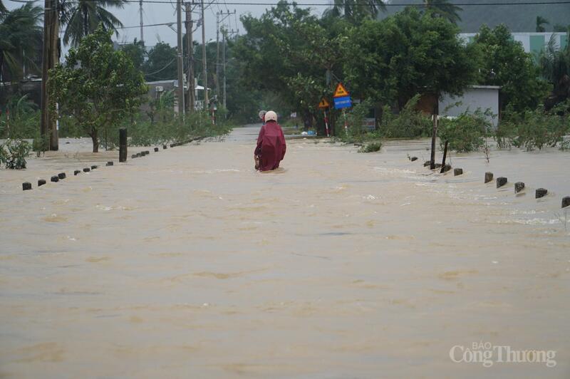 Mưa lũ tại TP. Đà Nẵng tiếp tục diễn biến phức tạp.