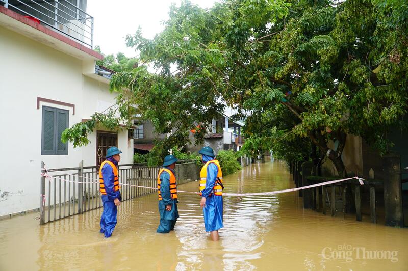 “Do đã được thông tin về tình hình mưa lũ, sự hỗ trợ rất kịp thời của lãnh đạo phường Hải Vân cùng lực lượng quân sự, công an, người dân đã chủ động kê cao đồ đạc, chủ động sơ tán tại chỗ đến các nhà lân cận cao hơn hoặc đến nhà tránh lũ của nhà văn hóa”, ông Thành thông tin.