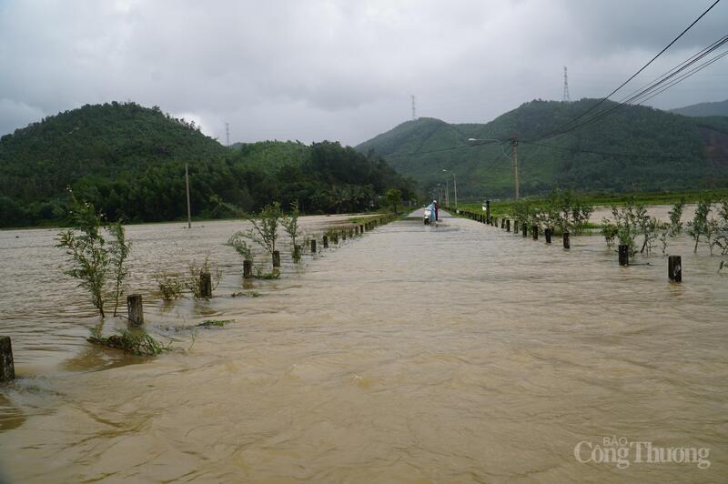 Tuyến đường ven sông Cu Đê vào tổ dân phố Trường Định ngập sâu hơn nửa mét.