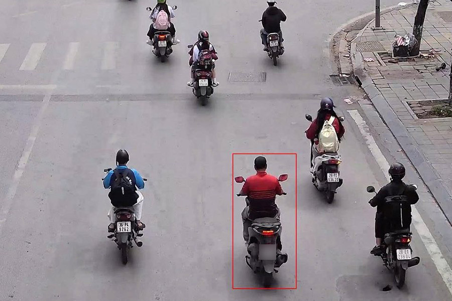 Camera AI ghi nhận rõ từng hành vi vi phạm, từ vượt đèn đỏ, không đội mũ bảo hiểm... Ảnh: Cục CSGT