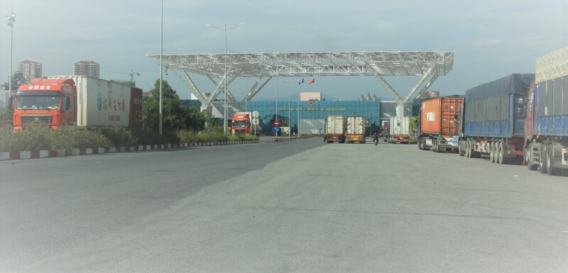 Xuất nhập khẩu hàng hóa qua lối thông quan Cầu Bắc Luân II (Cửa khẩu quốc tế Móng Cái). Ảnh: CTV