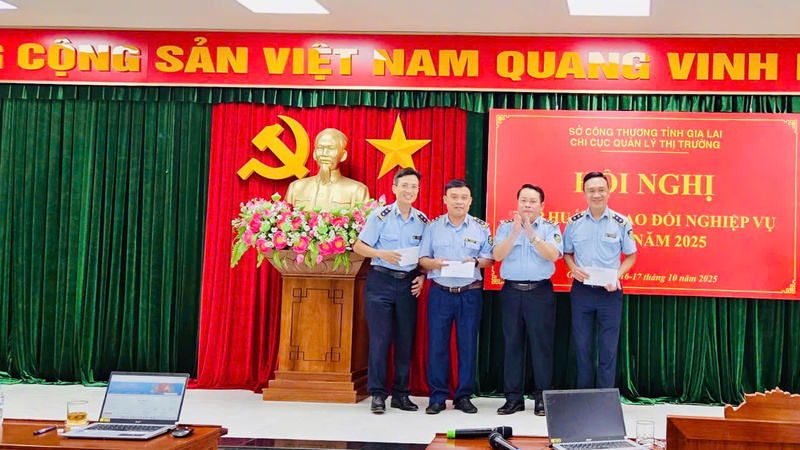 Ông Lê Hồng Hà, Chi cục trưởng Chi cục QLTT trao giải cho 3 đội được đánh giá cao nhất tại Hội nghị tập huấn, trao đổi nghiệp vụ đợt 2 năm 2025. Ảnh: QLTT