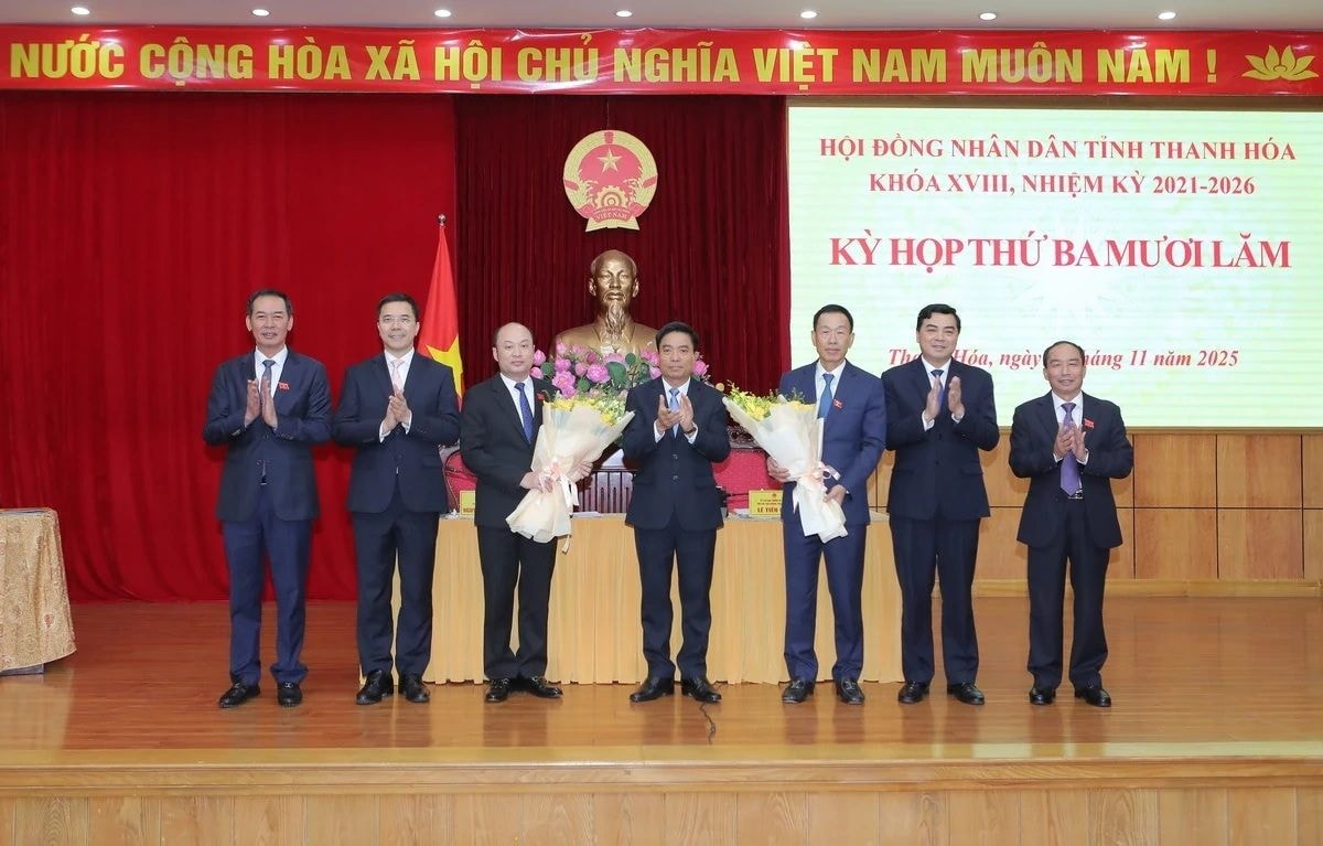 Đại diện lãnh đạo Tỉnh ủy, UBND tỉnh Thanh Hóa tặng hoa chúc mừng ông Lê Quang Hùng và ông Cao Văn Cường được bầu giữ chức Phó Chủ tịch UBND tỉnh, nhiệm kỳ 2021-2026. Ảnh: Minh Hiếu