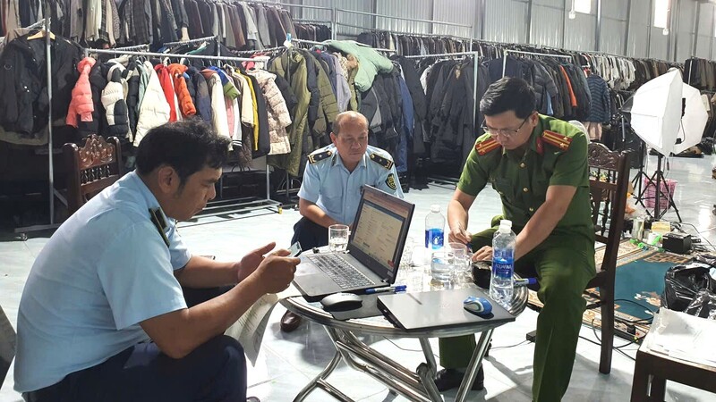 Đoàn kiểm tra của Đội QLTT số 6 kiểm tra tại một cơ sở kinh doanh trên địa bàn phường An Khê. Ảnh: QLTT