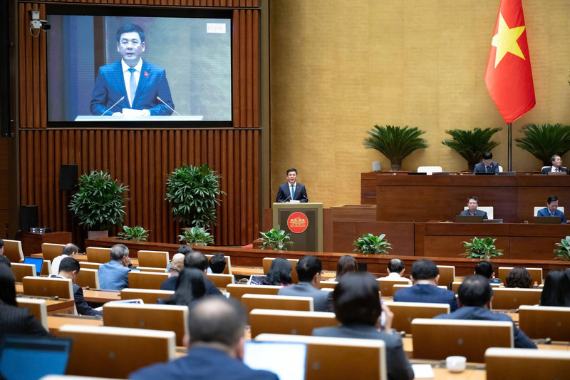 Bộ trưởng Bộ Công Thương Nguyễn Hồng Diên trình bày Tờ trình dự án Luật Thương mại điện tử tại hội trường Quốc hội ngày 3/11.