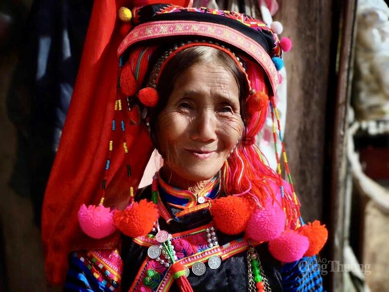 Nụ cười rạng rỡ đón Tết của người Hà Nhì.