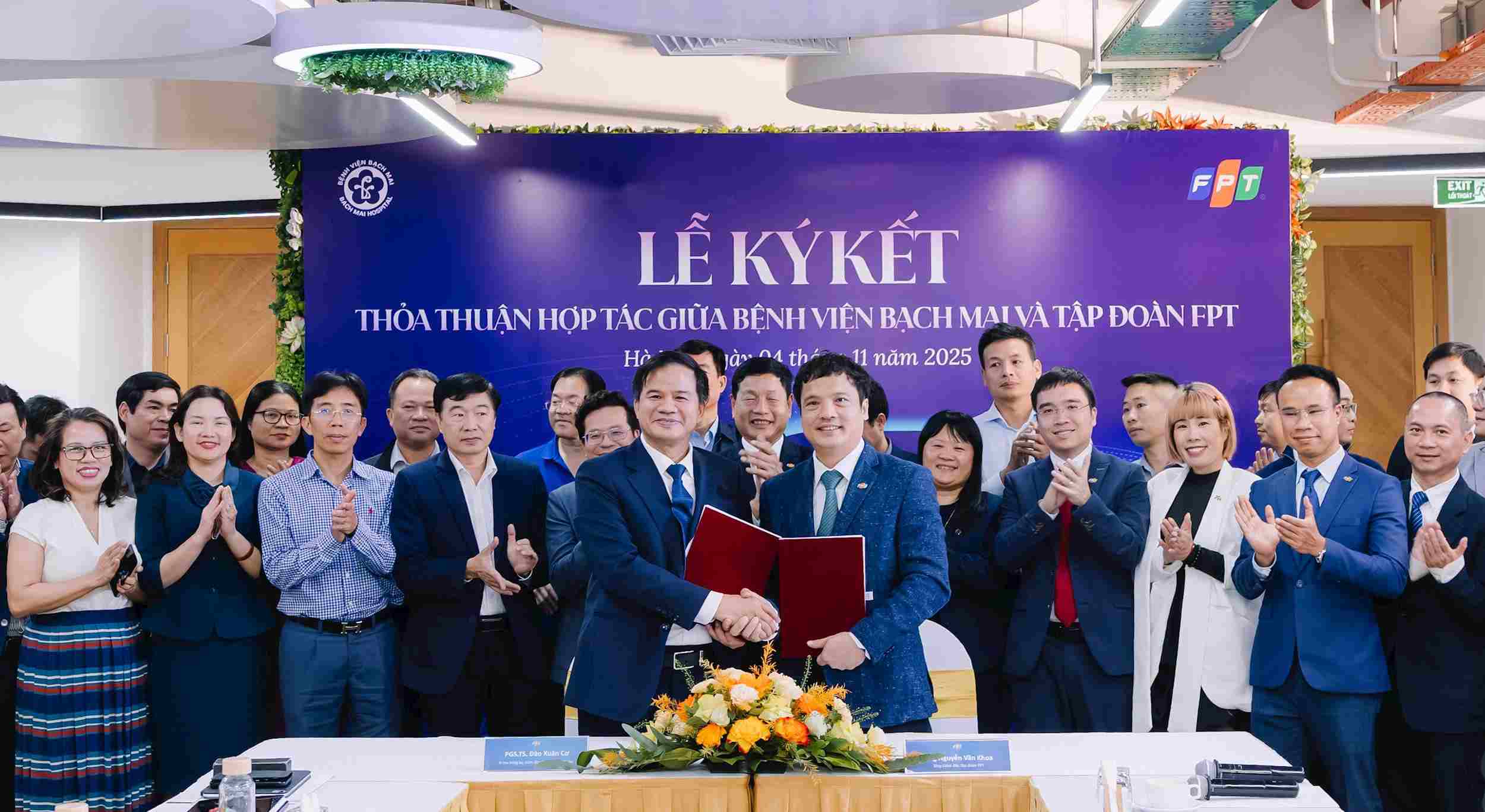 Bệnh viện Bạch Mai và Tập đoàn FPT trao thỏa thuận hợp tác. Ảnh: Vân Anh