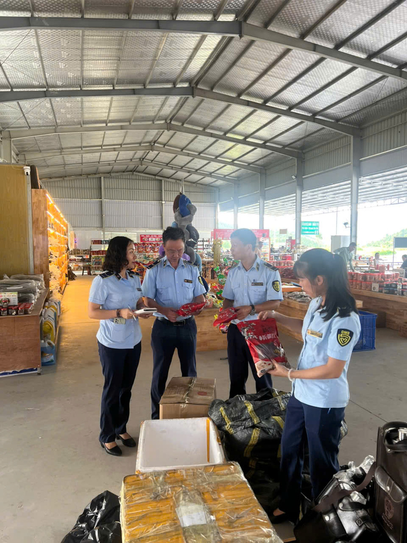 Quản lý thị trường Lào Cai kiểm tra mặt hàng thực phẩm tại cơ sở kinh doanh. Ảnh: QLTTLC