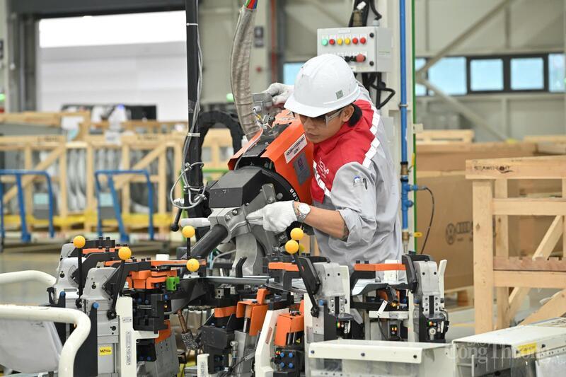 Công nhân làm việc tại Nhà máy sản xuất ô tô Thành Công Việt Hưng ngày 7/11.